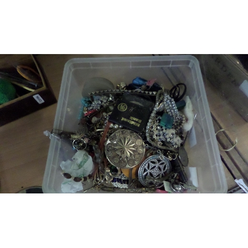 1556 - TUB OF VINTAGE JEWELLERY AND OTHER ITEMS