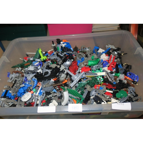 1052 - A LARGE TUB OF VARIOUS KNEX