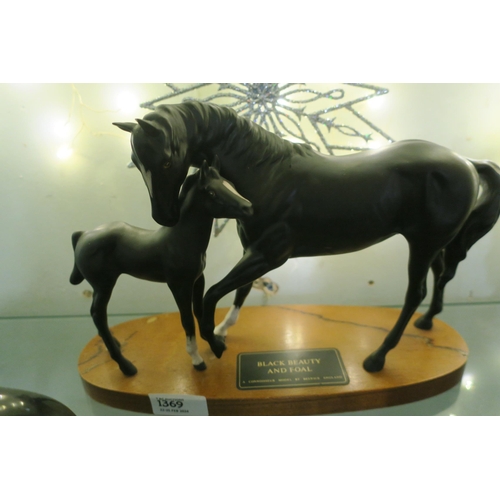 1369 - A STUNNING BESWICK BLACK BEAUTY & FOAL FIGUREON PLIMTH