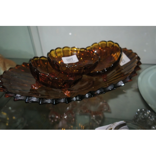 1372 - VINTAGE GLASS FRUIT DISH AND DESSERT BOWLS IN A BEAUTIFUL DARK ORANGE DESIGN