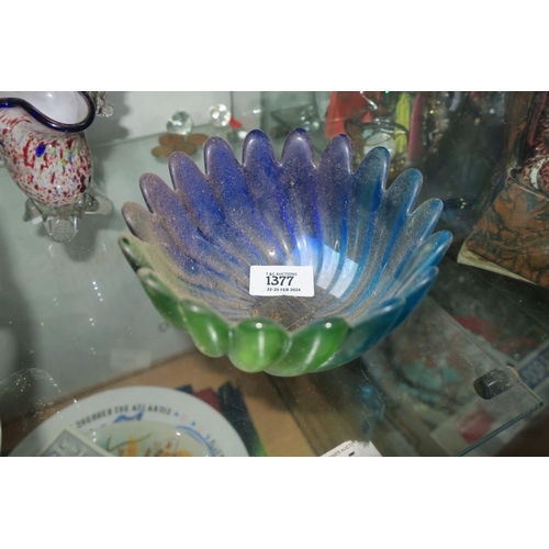 1377 - A BEAUTIFUL GREEN/BLUE SWIRL DESIGN GLASS BOWL