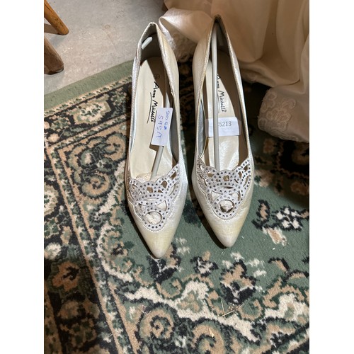 595A - BEAUTIFUL WEDDING SHOES WITH DIAMANTE DETAIL SIZE 7 BY ANNE MICHELLE