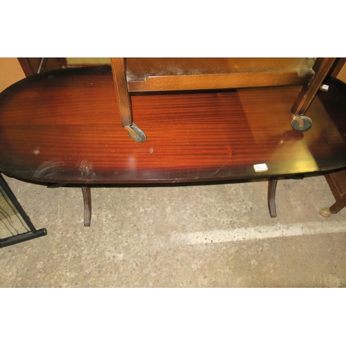 950 - A LARGE DARK WOOD OVAL COFFEE TABLE