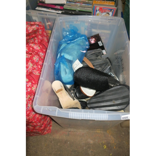 1025 - LARGE BOX OF VARIOUS SHOES