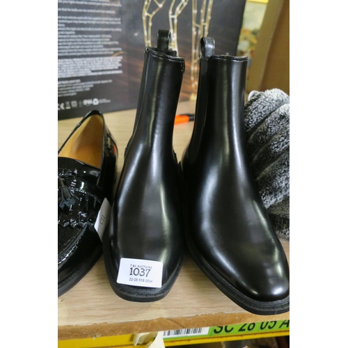 1037 - A BRAND NEW PAIR OF BLACK CHELSEA BOOTS SIZE 4