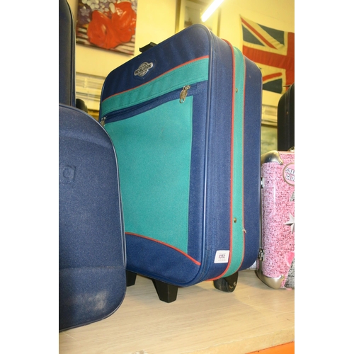 1052 - A HAND LUGGAGE SUITCASE BY REVELATION