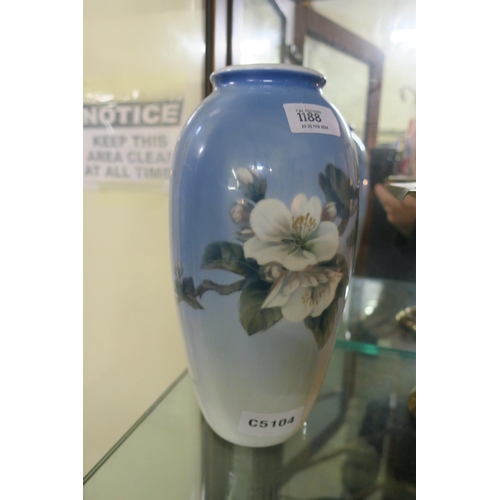 1188 - PRETTY BLUE FLOWER VASE