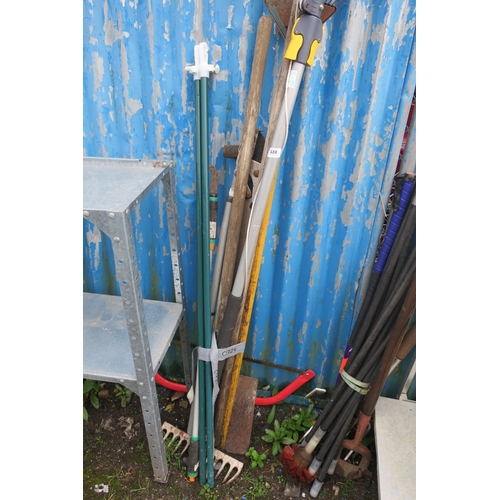 122 - BUNDLE OF GARDEN TOOLS