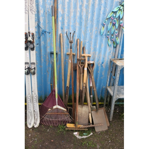 125 - SELECTION OF GARDEN TOOLS