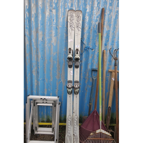 126 - PAIR OF CARVER VOIKI SKIS