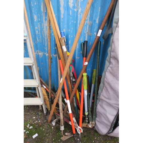 129 - SELECTION OF GARDEN TOOLS