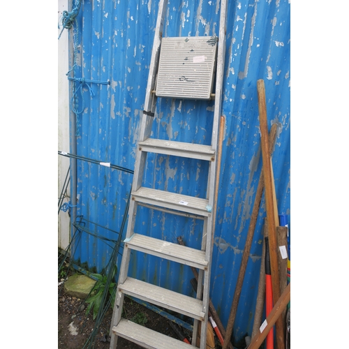 130 - ALUMINIUM STEP LADDER