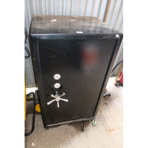 315 - LARGE SAFE - WITH KEYS