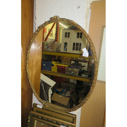 1679 - BEAUTIFUL ANTIQUE OVAL MIRROR - GILDED LAUREL LEAF FRAME