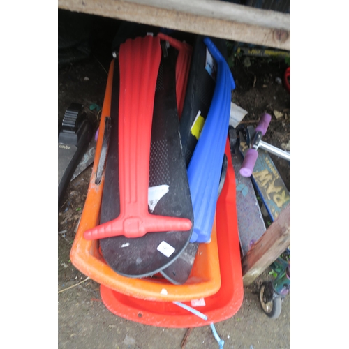 107 - VARIETY OF SLEDGES AND SNOW BOARDS