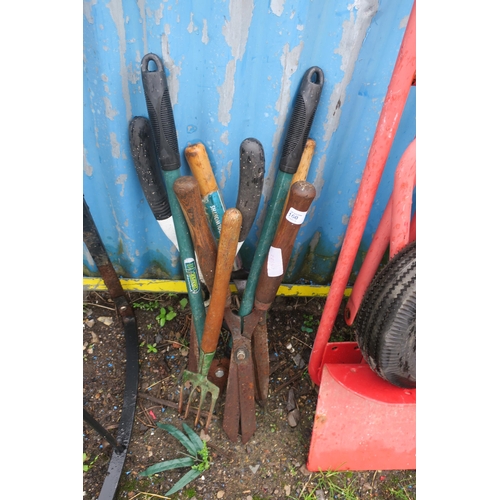 160 - SMALL BUNDLE OF GARDEN SHEARS ETC