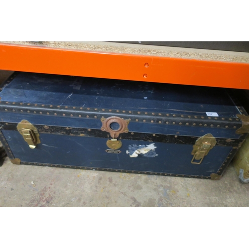 634 - LARGE VINTAGE TRAVEL TRUNK