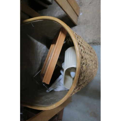 787 - WOVEN WICKER LAUNDRY BASKET CONTAINING LAMPS