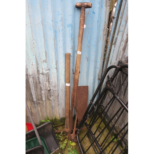 111 - BUNDLE OF VINTAGE GARDEN TOOLS