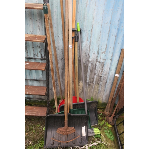 112 - BUNDLE OF GARDEN CLEARING TOOLS