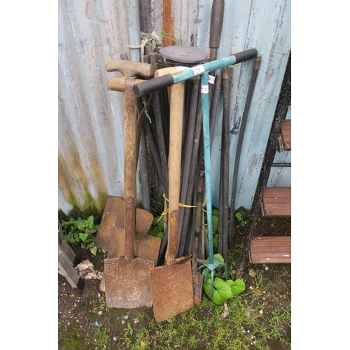 114 - BUNDLE OF GARDEN TOOLS AND DRAIN RODS