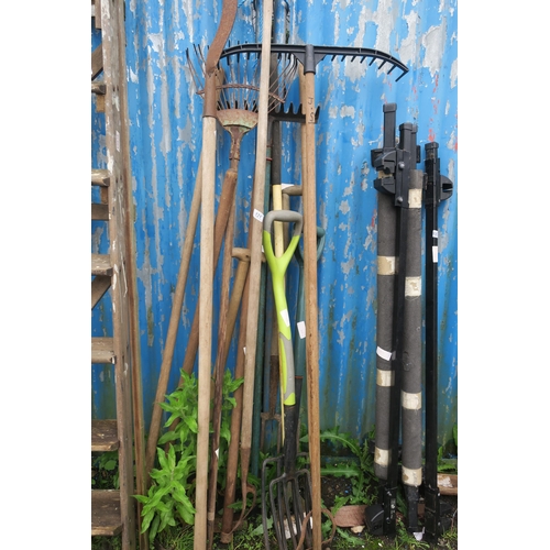 121 - LARGE BUNDLE OF GARDEN TOOLS