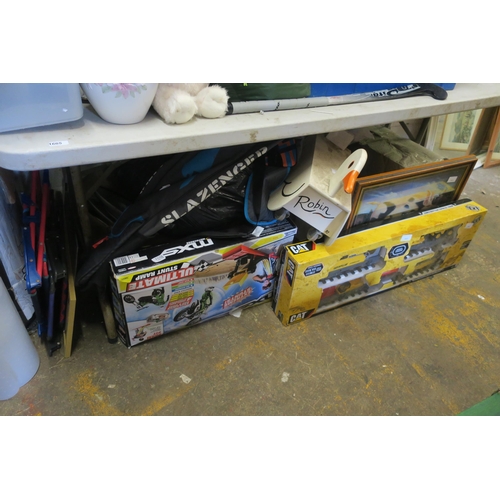 1606 - LARGE BAY OF HOUSEHOLD CLEARANCE ODDS INCLUDING TOYS