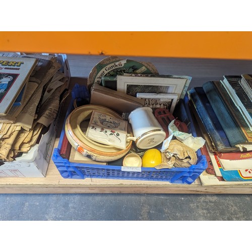 554C - SMALL CRATE OF VINTAGE COLLECTABLES