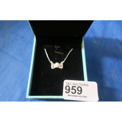 959 - LOVELY BOW TIE DESIGN PEARL AND CRYSTAL NECKLACE