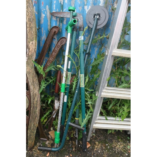 159 - BUNDLE GARDEN TOOLS