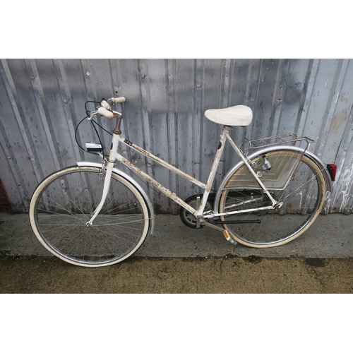 25 - TRADITIONAL STYLE ROAD BIKE