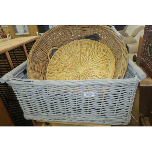 1423 - COLLECTION OF WICKER