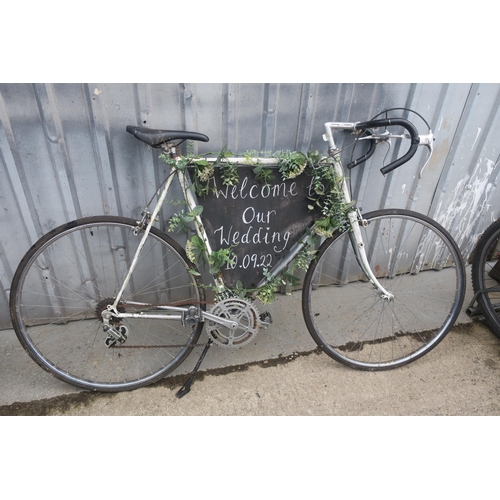 16 - ROAD BIKE/WELCOME TO OUR WEDDING SIGN