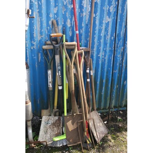 145 - BUNDLE OF GARDEN TOOLS