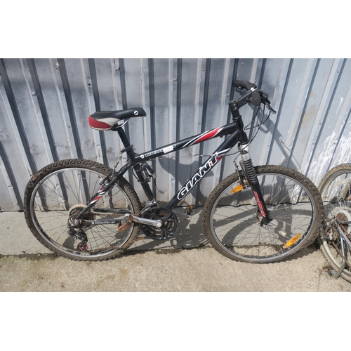 6 - GIANT BOULDER FS MOUNTAIN BIKE