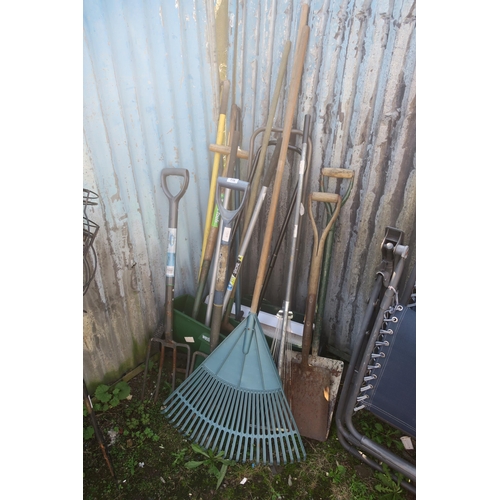 116 - SELECTION OF GARDEN TOOLS ETC