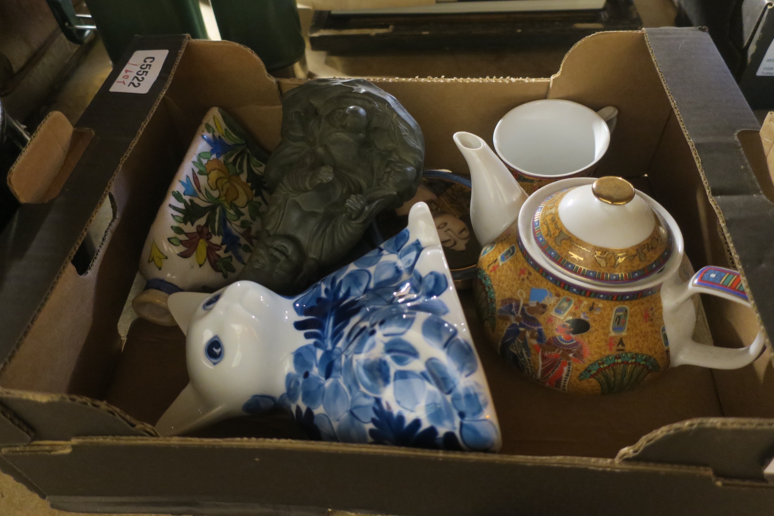 SMALL BOX OF VINTAGE COLLECTABLES