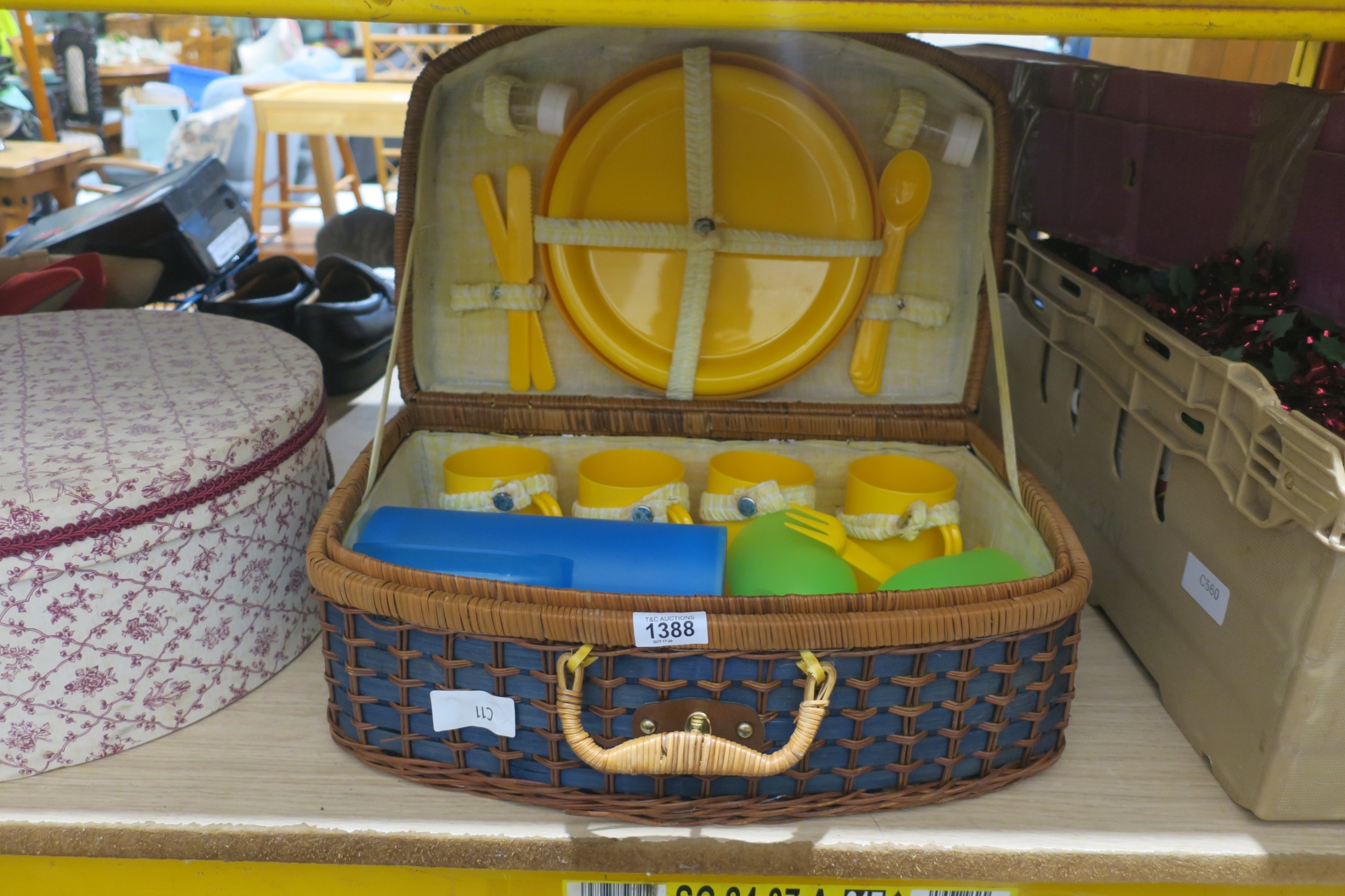 PICNIC HAMPER IN BASKET
