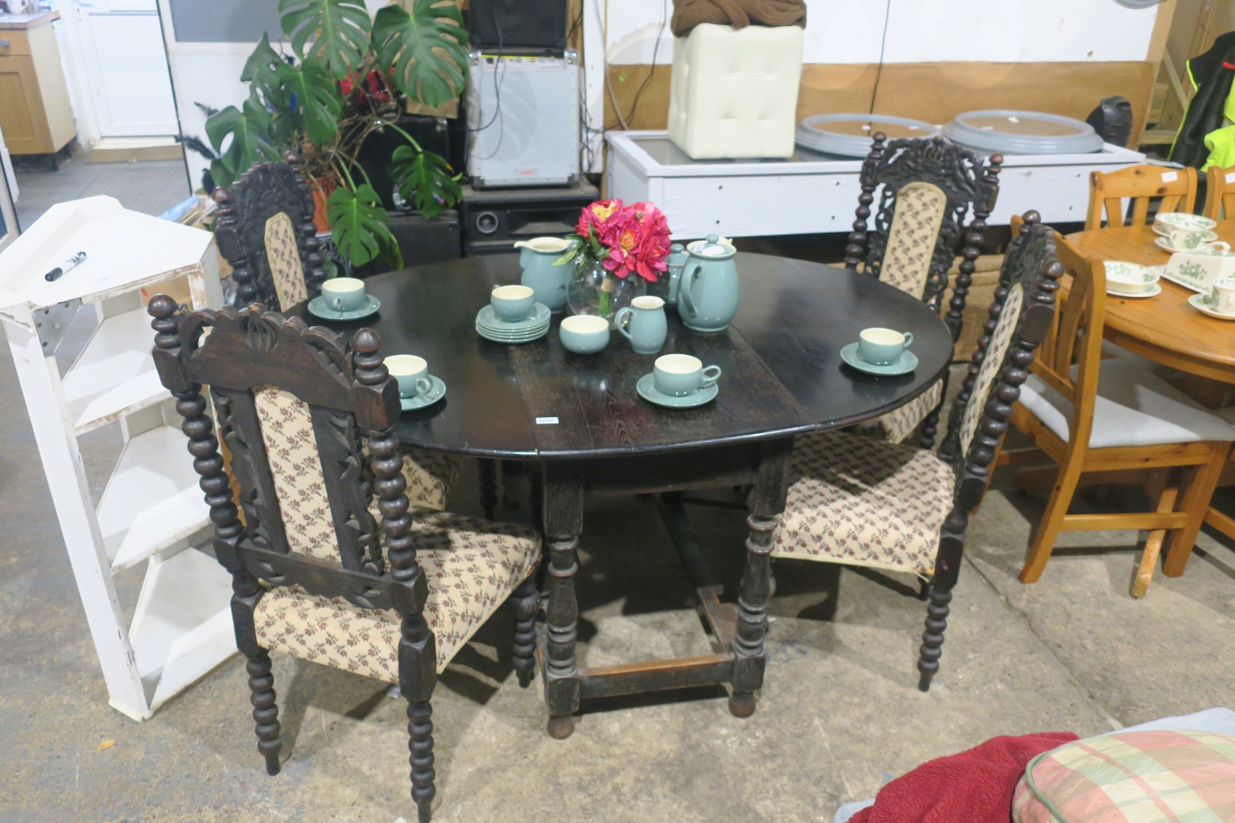 BEAUTIFUL DINING TABLE AND FOUR UPHOLSTERED DINING CHAIRS IN CLASSIC