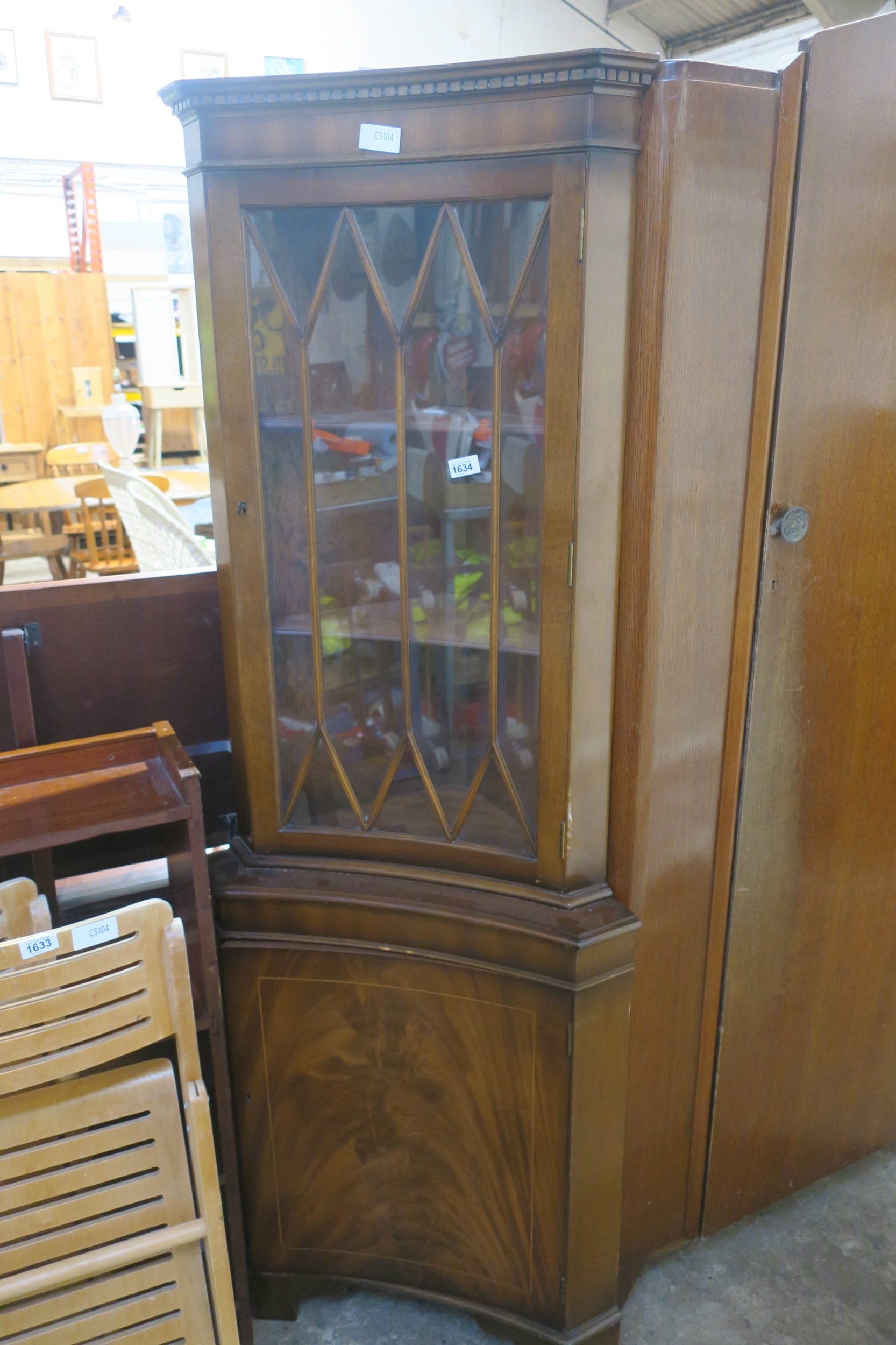 CONCAVEFRONTED CORNER DISPLAY UNIT