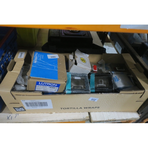 412 - BOX OF ELECTRICAL ITEMS INCLUDING LIGHT SWITCHES