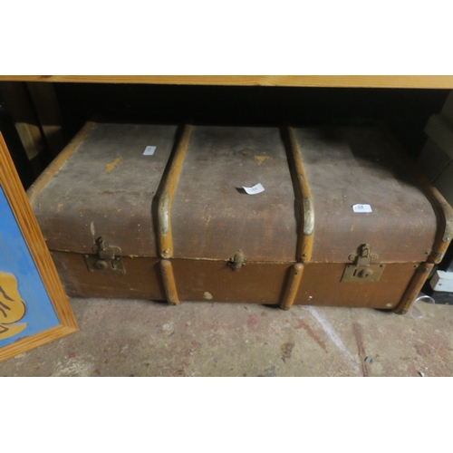 709 - VINTAGE FEATHERWEIGHT STEAMER TRUNK