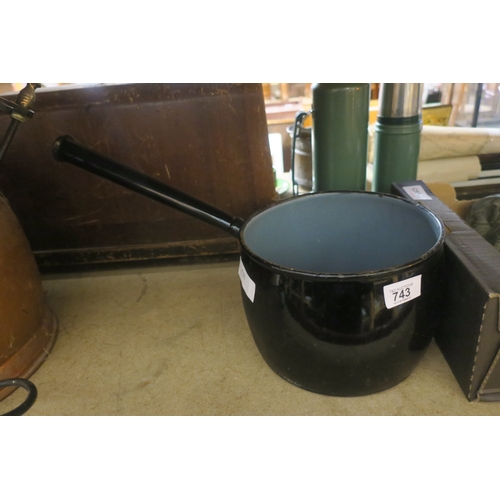 743 - ENAMELED COOKING POT/SAUCEPAN