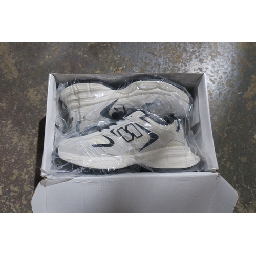 1327 - NEW TRAINERS SIZE 39