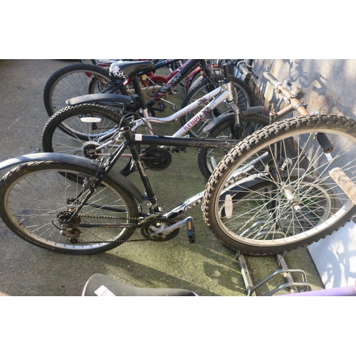 3 - TOWNSEND ATLANIS MOUNTAIN BIKE WITH SPARE WHEEL