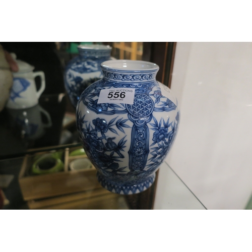 556 - BLUE AND WHITE CHINESE VASE