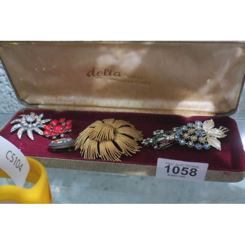 1058 - VINTAGE JEWELLERY BOX WITH VINTAGE BROOCHES