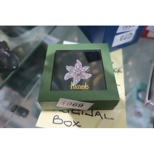 1069 - HARRODS KNIGHTSBRIDGE PINK FLORAL RHINESTONE BROOCH IN ORIGINAL BOX