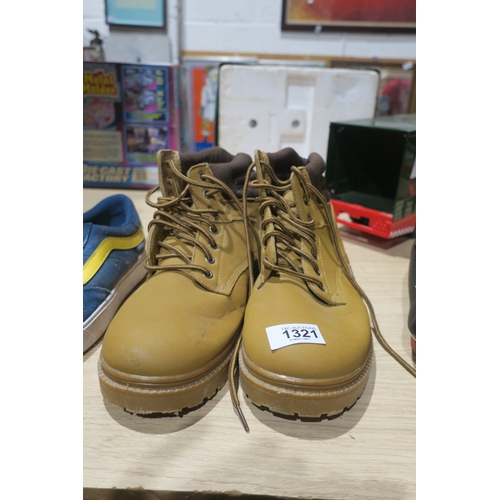 1321 - DESERT BOOTS SIZE 8