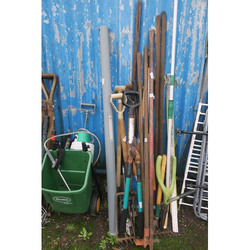 125 - LARGE BUNDLE OF TOOLS